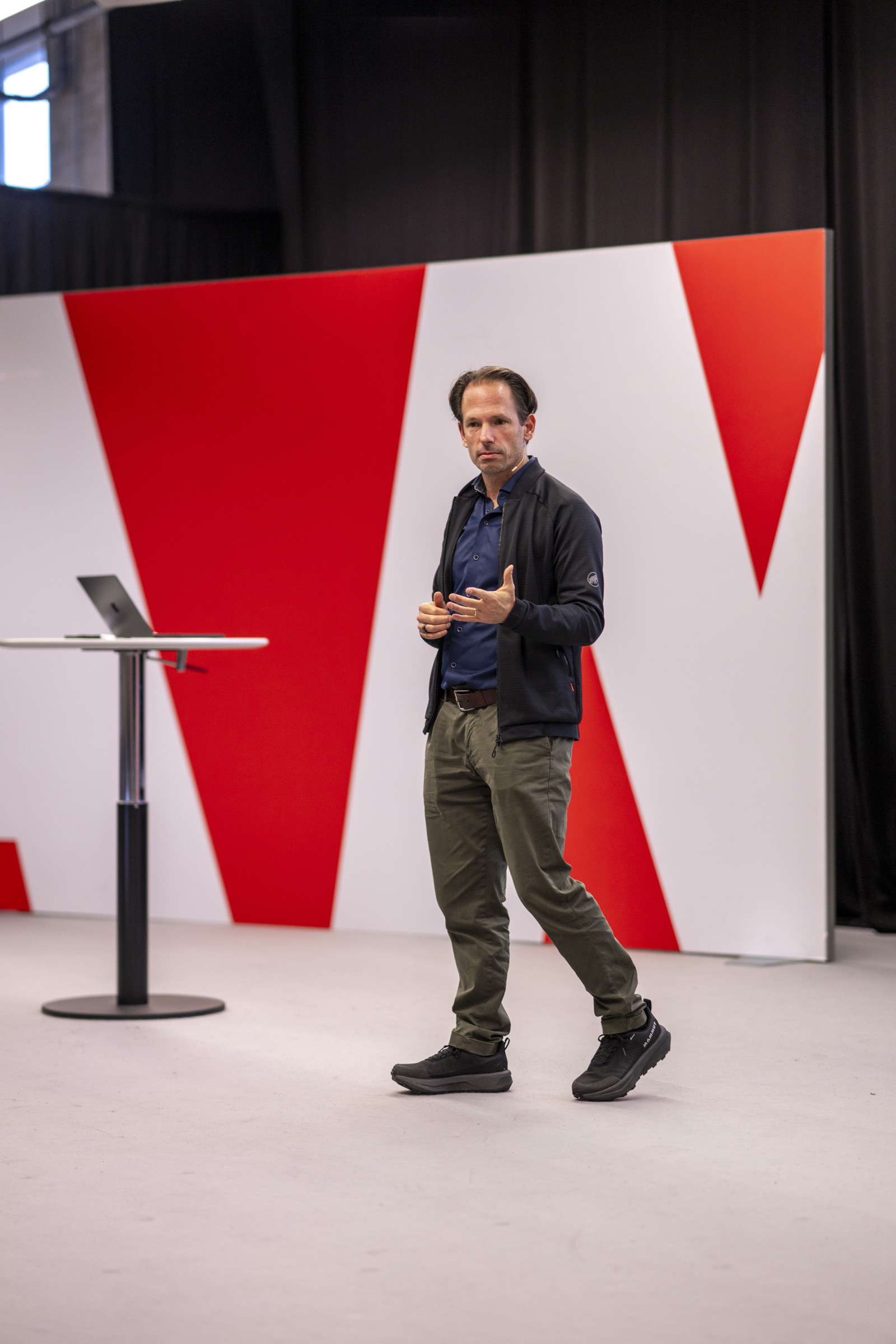 Greg Nieuwenhuys on stage at Mammut with laptop