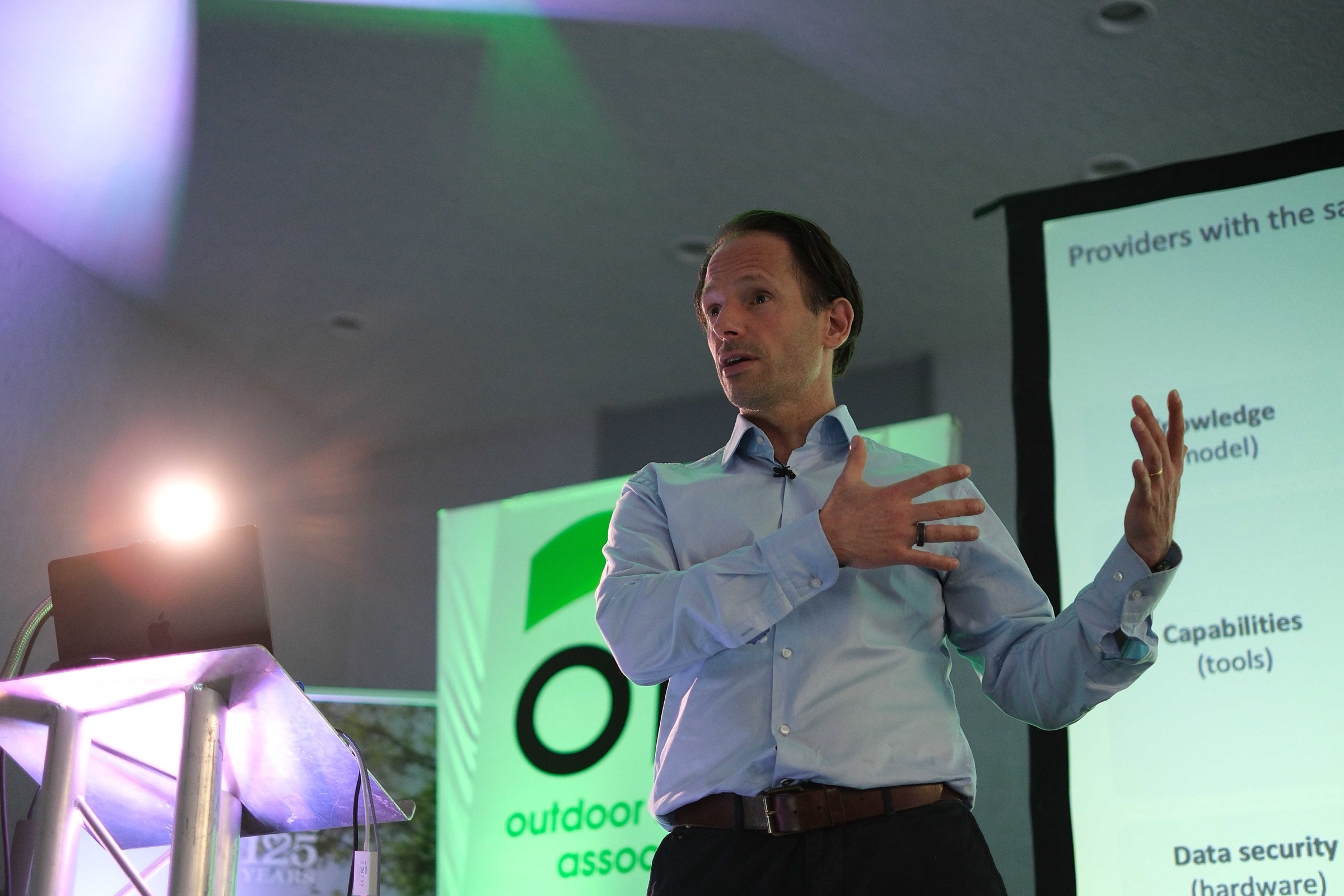 Greg Nieuwenhuys presenting